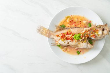 Limonlu ve biberli balık buğulama. Asya usulü.