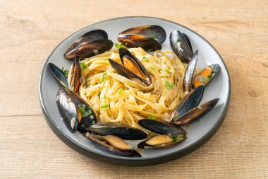 Linguine spagetti makarna vongole beyaz şarap sosu İtalyan deniz ürünleri makarna ve midye