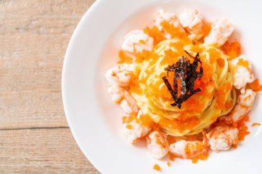 karides ve karides yumurtalı spagetti kremalı - füzyon yiyecek tarzı