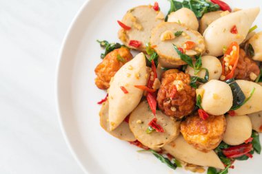 Baharatlı kızarmış balık köftesi ve şifalı otlar.