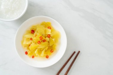 Baharatlı salata turşusu lahana ya da susam yağlı kereviz Asya yemeği tarzı.