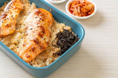 Peynirli fırında somon ve baharatlı miso kasesi.