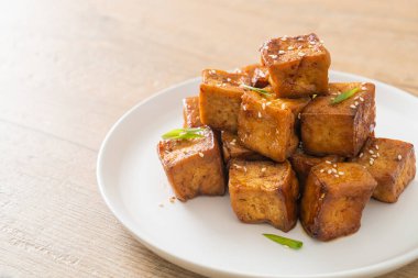 Beyaz susamlı kızarmış tofu ve teriyaki sosu. Vejetaryen ve vejetaryen yemek tarzı.