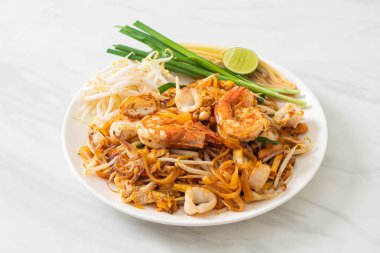 Pad Thai Deniz Ürünleri - Tayland usulü karides, kalamar ya da ahtapot ve tofu ile kızartılmış erişte