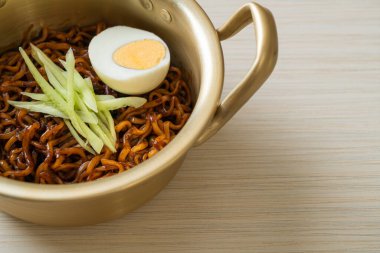 Kore fasulye soslu Anında Erişte salatalık ve haşlanmış yumurta (Jajangmyeon veya Jjajangmyeon) - Kore yemek tarzı