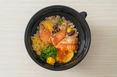 Japon usulü ızgara somon ve esmer pirinç donburi.