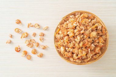 Kurutulmuş karides ya da kase içinde kurutulmuş tuzlanmış karides.