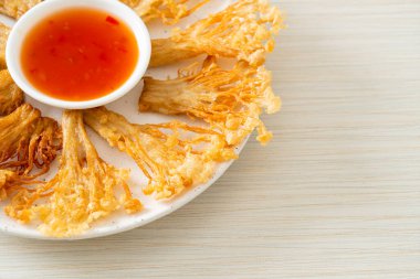 Kızarmış enoki mantarı ya da baharatlı soslu altın iğneli mantar - vejetaryen yemek tarzı.