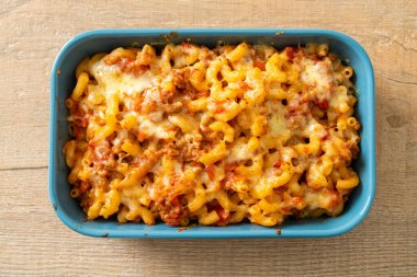 İtalyan usulü peynirli ev yapımı fırında makarna.