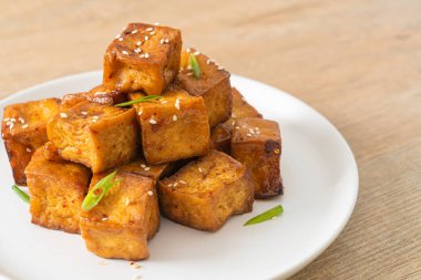 Beyaz susamlı kızarmış tofu ve teriyaki sosu. Vejetaryen ve vejetaryen yemek tarzı.