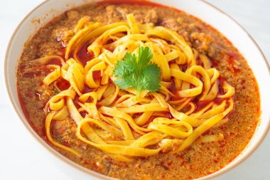 Baharatlı Çin Yunnan Eriştesi Çorbası veya Kwa Meng - Asya yemeği tarzı