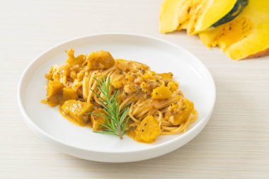 kabaklı spagetti makarna alfredo sosu - vegan ve vejetaryen yemek tarzı