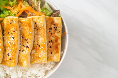 Teriyaki tofu pirinç kasesi - vejetaryen ve vejetaryen yemek tarzı