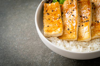 Teriyaki tofu pirinç kasesi - vejetaryen ve vejetaryen yemek tarzı