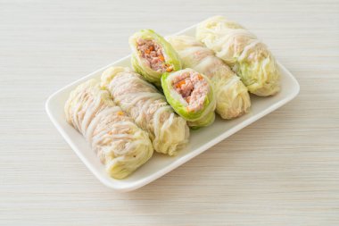 Çin lahanasına sarılı ev yapımı kıymalı domuz eti ya da haşlanmış lahana.