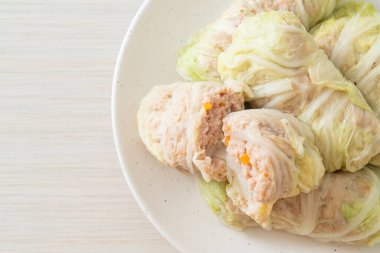 Çin lahanasına sarılı ev yapımı kıymalı domuz eti ya da haşlanmış lahana.