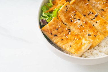 Teriyaki tofu pirinç kasesi - vejetaryen ve vejetaryen yemek tarzı