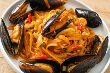 Midyeli, midyeli ve domates soslu spagetti, İtalyan yemeği tarzı.