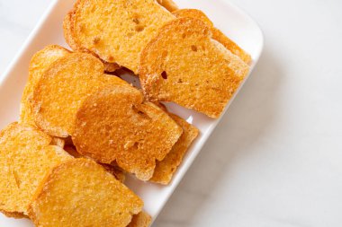 tereyağlı ve şekerli kızarmış ekmek.