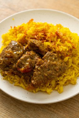 Biryani bifteği veya körili pilav ve sığır eti - Hint biryani 'sinin Tayland-Müslüman versiyonu, mis kokulu sarı pirinç ve sığır eti - Müslüman yemek tarzı