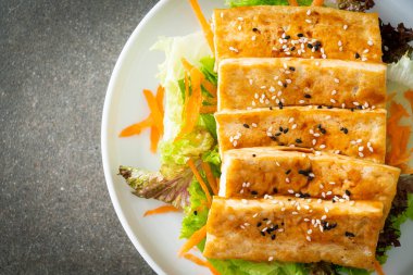 Susamlı teriyaki tofu salatası. Vejetaryen ve vejetaryen yemek tarzı.