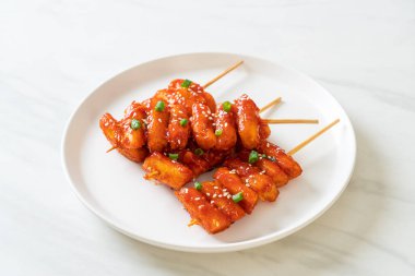 Kore usulü baharatlı soslu kızarmış Kore pirinç keki (Tteokbokki).