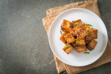 Beyaz susamlı kızarmış tofu ve teriyaki sosu. Vejetaryen ve vejetaryen yemek tarzı.