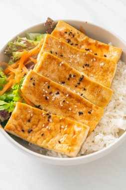 Teriyaki tofu pirinç kasesi - vejetaryen ve vejetaryen yemek tarzı