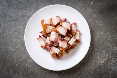 Kıtır kıtır domuz eti mi yoksa kızarmış domuz eti mi?