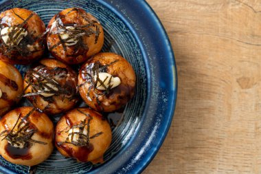 Takoyaki köftesi ya da ahtapot köftesi - Japon yemeği tarzı.