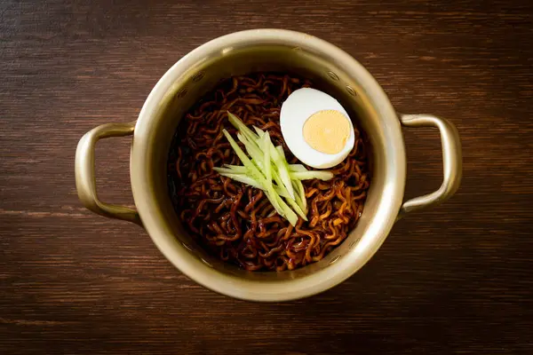 Kore fasulye soslu Anında Erişte salatalık ve haşlanmış yumurta (Jajangmyeon veya Jjajangmyeon) - Kore yemek tarzı