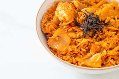 Kore usulü domuz dilimlenmiş kimchi pilavı.
