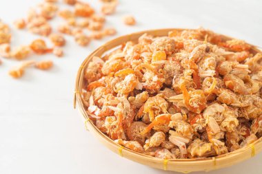 Kurutulmuş karides ya da kase içinde kurutulmuş tuzlanmış karides.