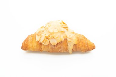 Kremalı kruvasan ve beyaz arka planda izole edilmiş badem.
