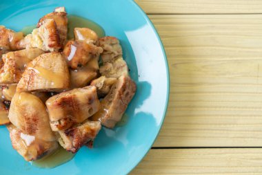 Hindistan cevizi soslu ızgara muz.