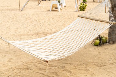 Deniz sahili geçmişi olan boş bir beşik.