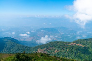 Tayland, Chiang Mai 'deki Kew Mae Pan Doğa Yolu' nda bulutlu ve mavi gökyüzü olan güzel bir dağ tabakası.