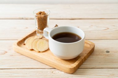 Zencefil köklü sıcak ve tatlı zencefil suyu bardağı.