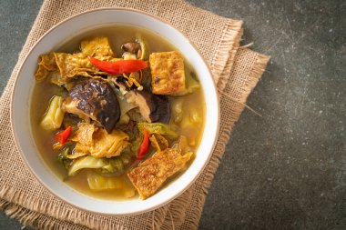 haşlanmış lahana turşusu ve acı kabak çorbası - Asya ve vegan ve vejetaryen yemek tarzı