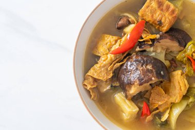 haşlanmış lahana turşusu ve acı kabak çorbası - Asya ve vegan ve vejetaryen yemek tarzı