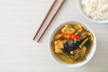 haşlanmış lahana turşusu ve acı kabak çorbası - Asya ve vegan ve vejetaryen yemek tarzı