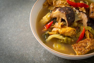 haşlanmış lahana turşusu ve acı kabak çorbası - Asya ve vegan ve vejetaryen yemek tarzı