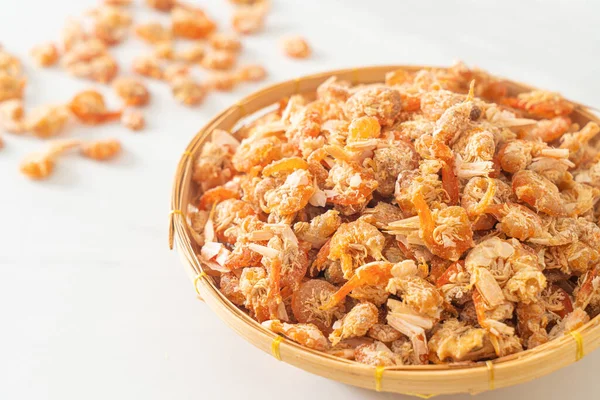 Kurutulmuş karides ya da kase içinde kurutulmuş tuzlanmış karides.