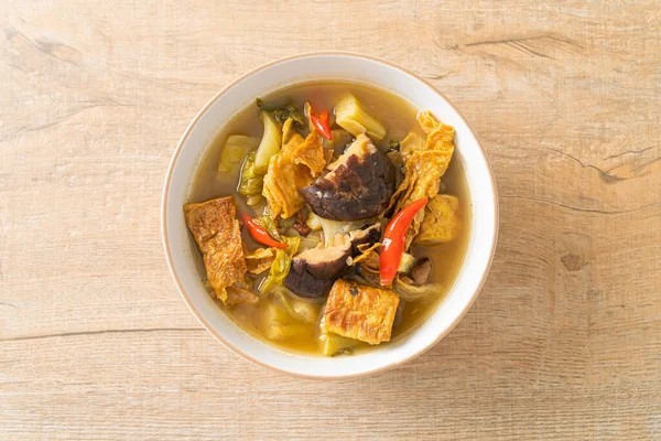 haşlanmış lahana turşusu ve acı kabak çorbası - Asya ve vegan ve vejetaryen yemek tarzı