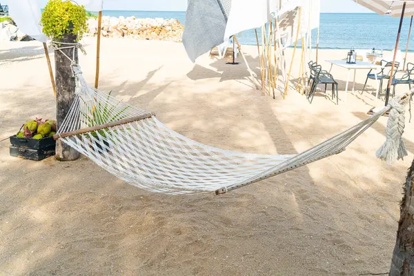 Deniz sahili geçmişi olan boş bir beşik.