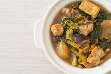 Tofulu Çin sebze güveci veya sebze çorbası karışımı - vejetaryen ve vejetaryen yemek tarzı.