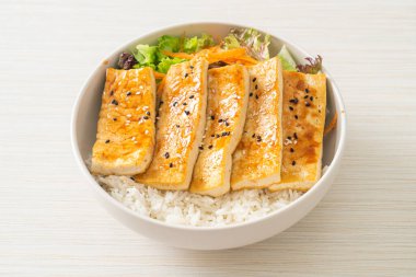 Teriyaki tofu pirinç kasesi - vejetaryen ve vejetaryen yemek tarzı