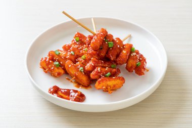 Kore usulü baharatlı soslu kızarmış Kore pirinç keki (Tteokbokki).