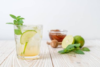 Naneli buzlu bal ve limonlu soda, ferahlatıcı içecek.