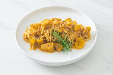 kabaklı spagetti makarna alfredo sosu - vegan ve vejetaryen yemek tarzı